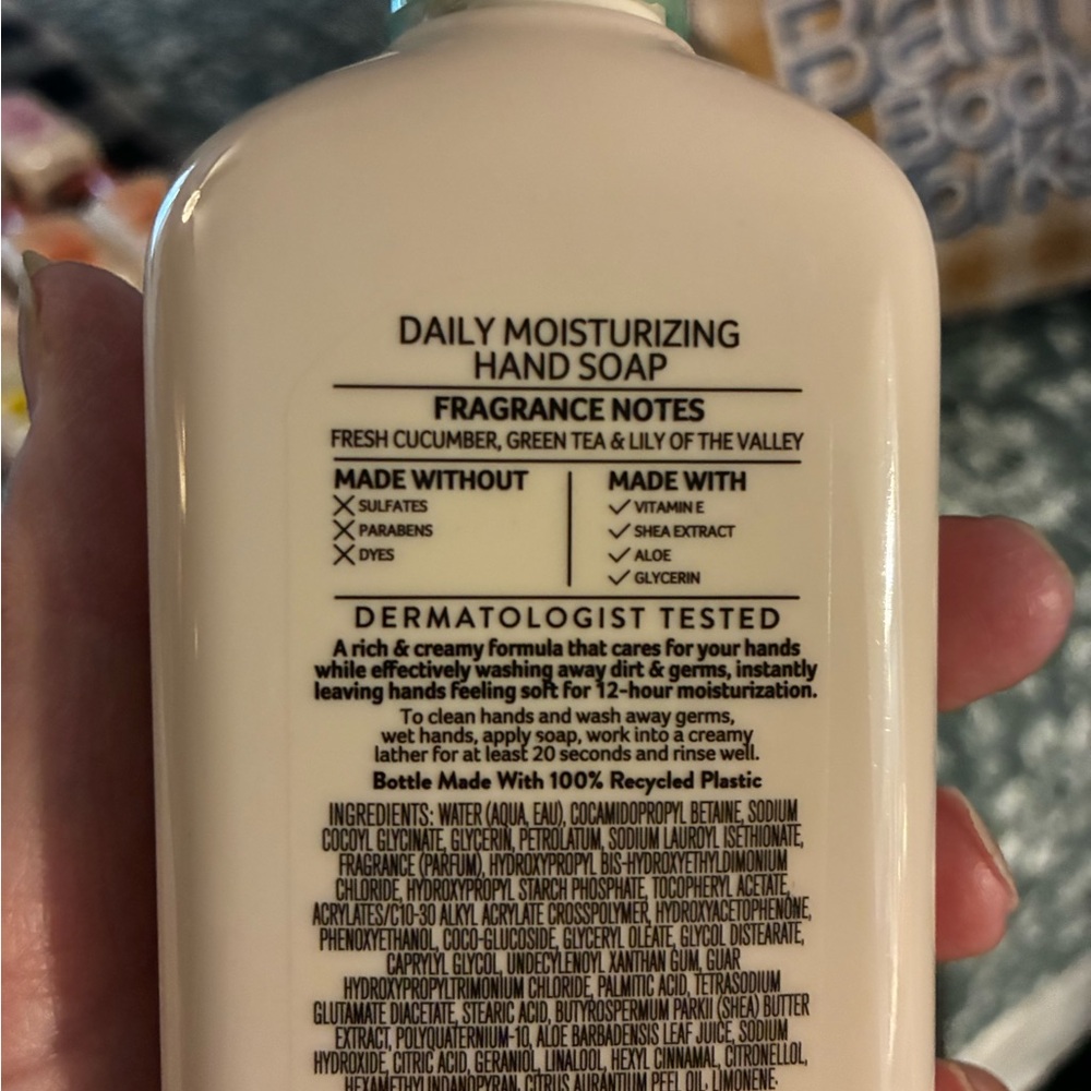 Bath & Body Works Daily Moisturizing Gel Hand Soap - Green Cucumber & Lily (4) - Picture 2 of 5